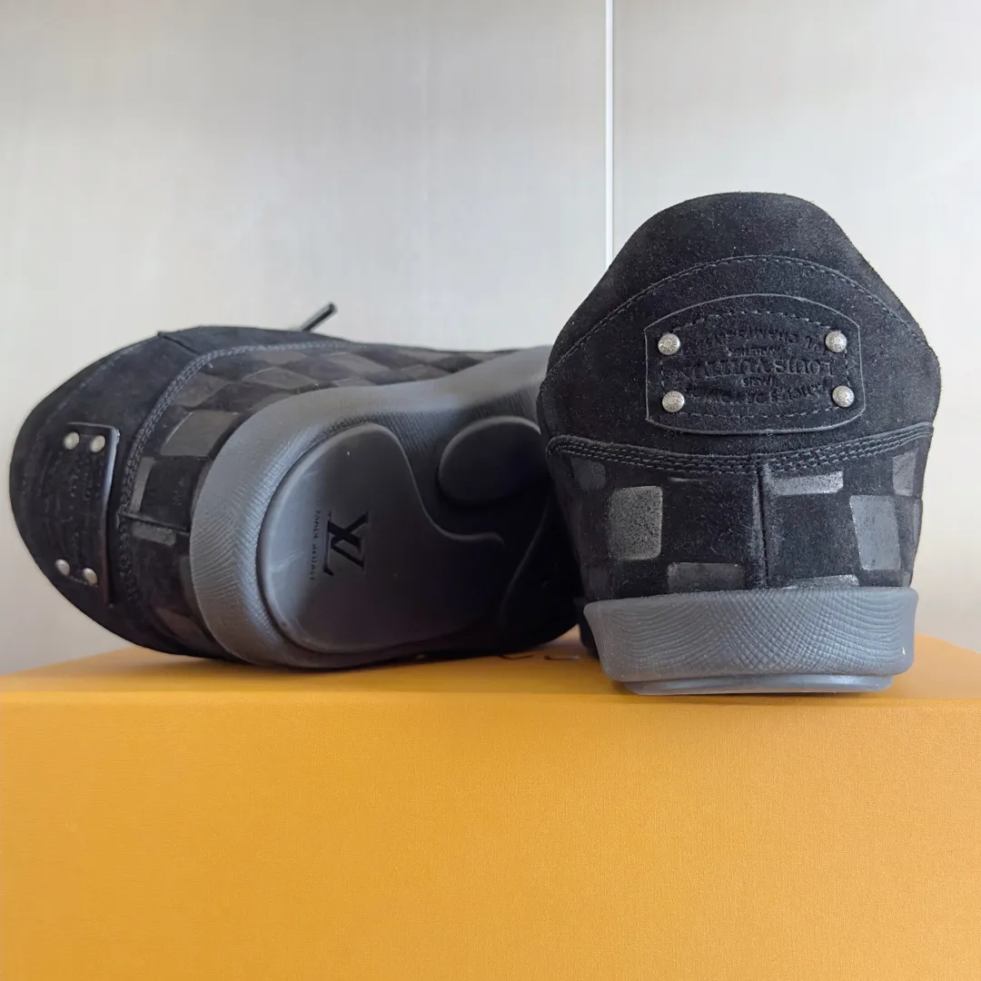 [L Family x Ingo joint model] Top P: 820💰 ▪️Size: Women's 35-40 (customized at 41.42 for women). Men's 39-44 (customized at 38.45.46) LV x Ingo joint model Top version Fatty Forrest Gump shoes Thick sole Couple model Casual sports shoes Original purchase and development Production LV Yeti lace-up shoes from LV Yeti The series combines Japanese "small feet" fashion aesthetics with classic Louis Vuitton elements in avant-garde strokes, subtly paying tribute to the traditional Japanese culture of taking off shoes when entering the house. The suede cow leather is partially embossed with Nigo's reinterpreted Damier pattern, and the comfortable casual shoe configuration highlights street style. Exquisite packaging at the delivery counter🛍📦 ▪️Fabric: Original imported first-layer cowhide ▪️Inner lining: Original custom-made breathable mesh ▪️Sole: Original molded non-slip TPU material ▪️Sole thickness: 5CM